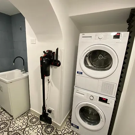 With Bathroom And Private Terrace In The Center Katánie